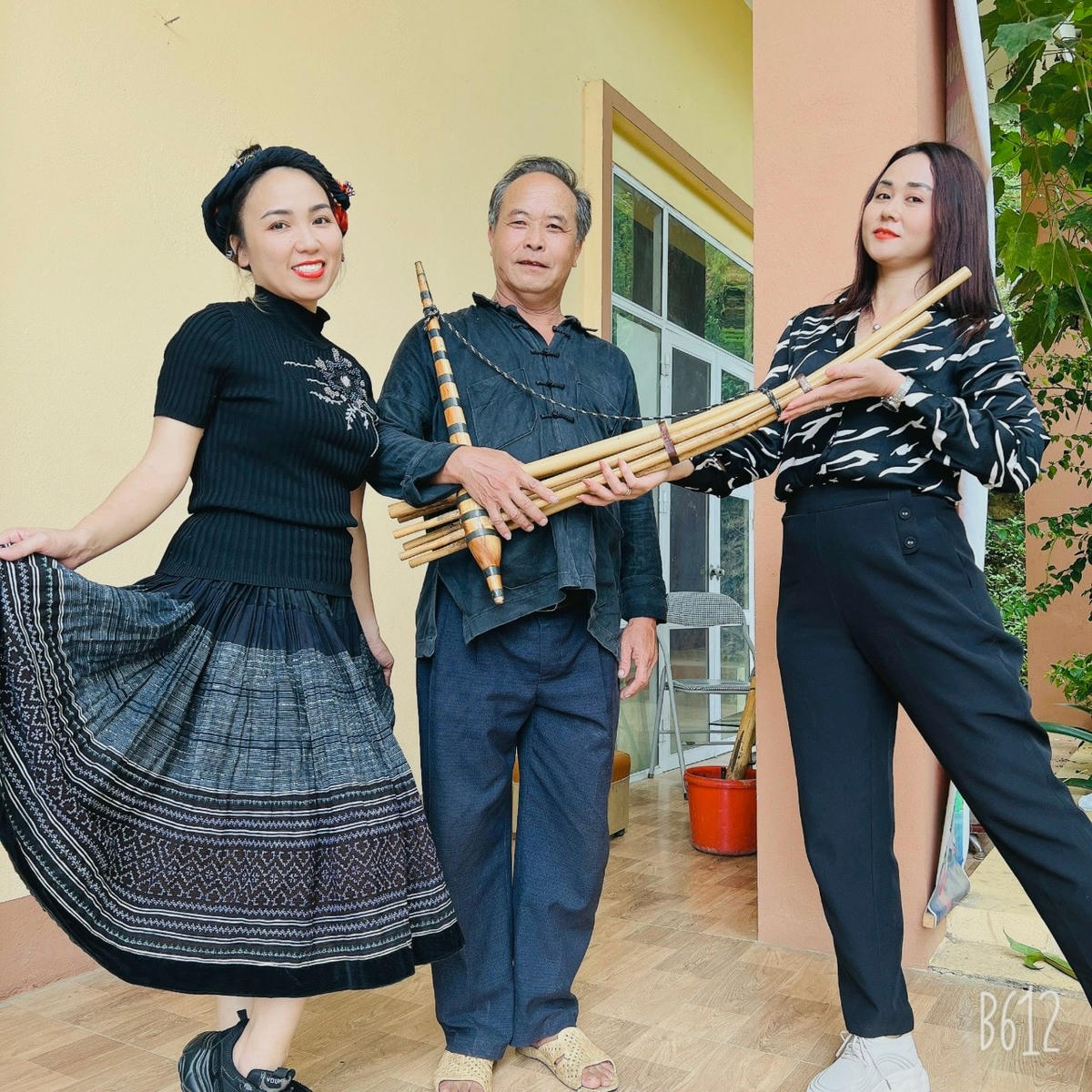 Nghệ nhân Lý Seo Hồ (người giữa). Ảnh: Phương Lan.