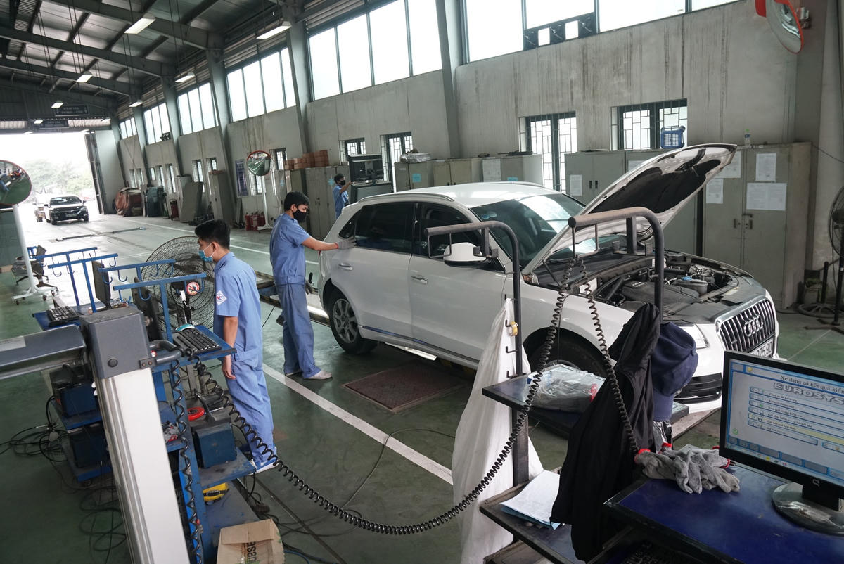 Do thiếu nhân lực nên các trung tâm đăng kiểm bố trí 2 đăng kiểm viên thay vì 3 người vận hành trên một dây chuyền.