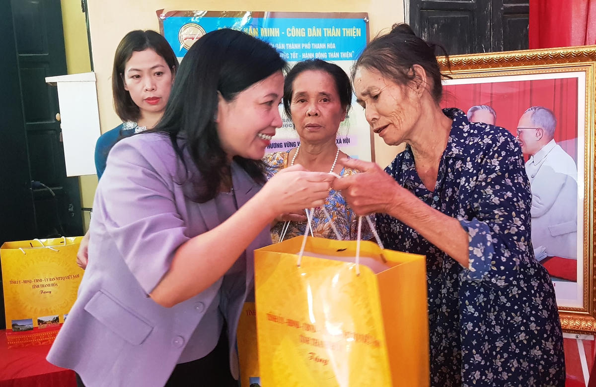 Bà Phạm Thị Thanh Thủy, Chủ tịch Ủy ban MTTQ Việt Nam, Trưởng ban Dân vận tỉnh Thah Hóa trao tặng nhiều phần quà cho các gia đình có hoàn cảnh khó khăn của khu phố.