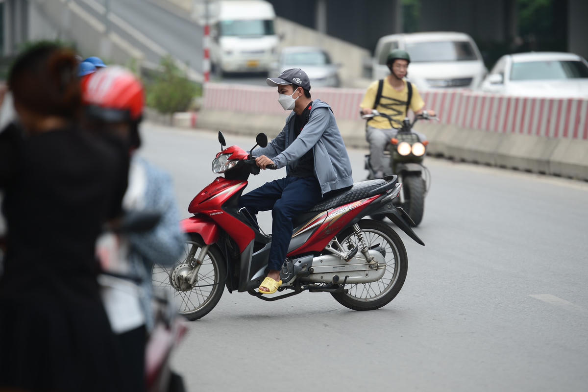 Hàng dài xe đi ngược chiều khiến tuyến đường này trở nên hỗn loạn.