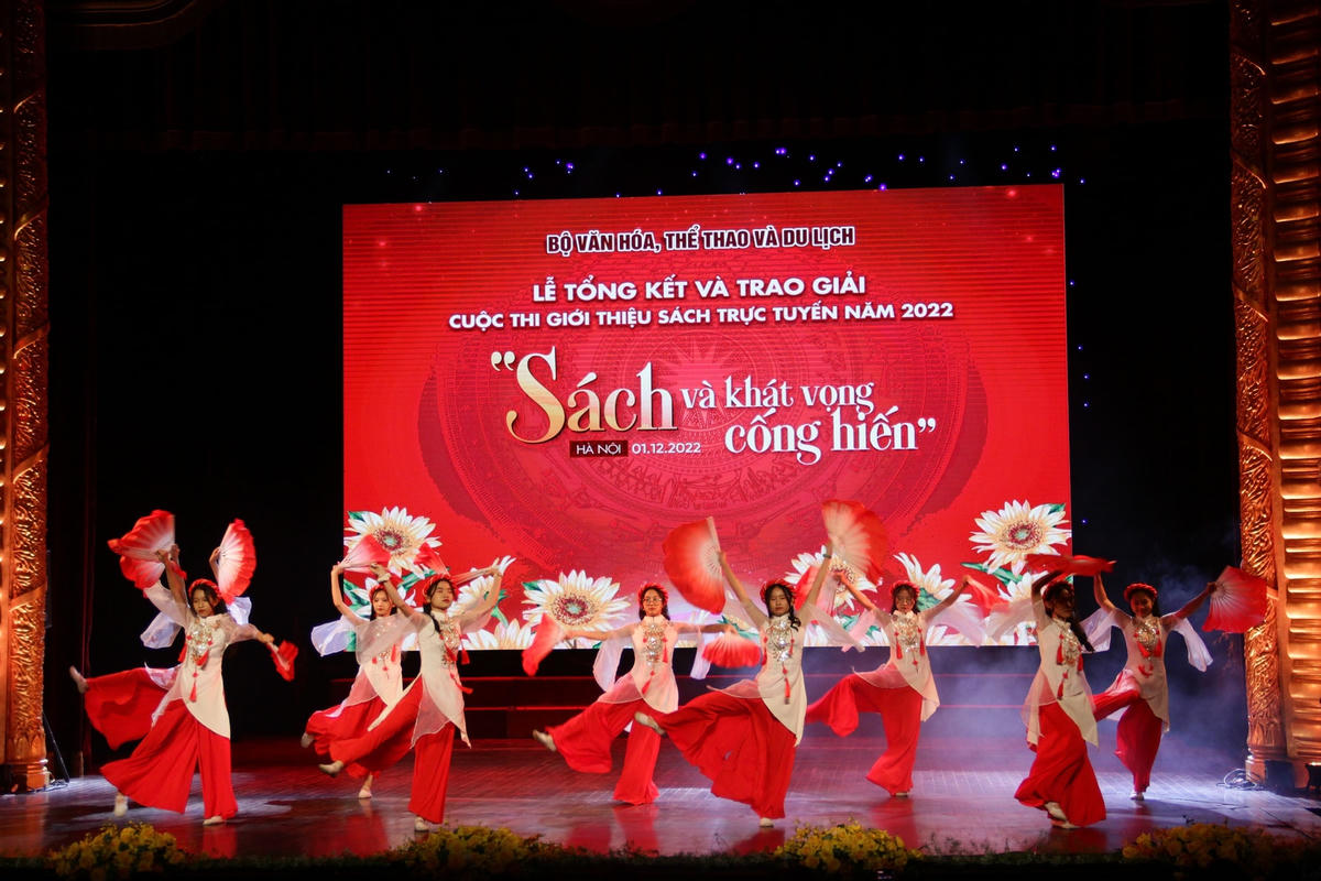 Tiết mục văn nghệ mở màn cho lễ trao giải.