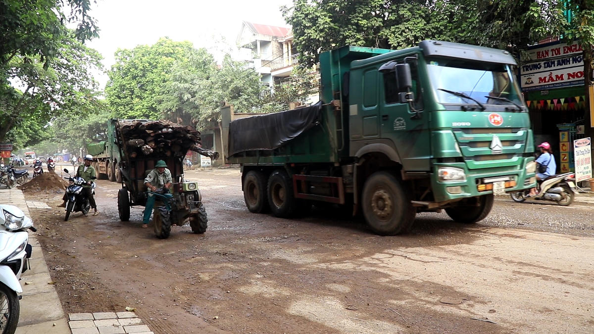 Huyện Thạch Thành là một trong những địa phương có nhiều mỏ đất nhất của tỉnh Thanh Hóa, vì thế không khó hiểu khi mỗi ngày có hàng trăm lượt xe howo 'cày đường' . 