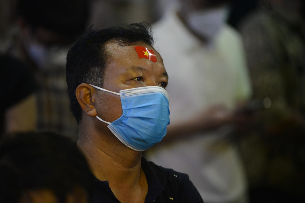 Ông Nguyễn Văn Tiến chia sẻ: "Tôi rất hạnh phúc và tự hào khi được đón xem trận trung kết của đội tuyển Việt Nam. Ngày hôm nay, U23 Việt Nam là anh hùng trong lòng chúng tôi'.'