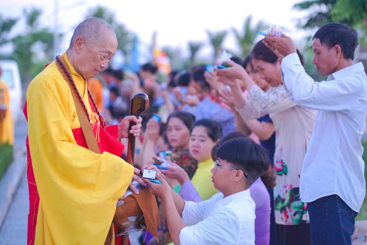 Hòa thượng Thích Tánh Nhiếp thọ nhận sự cúng dường của nhân dân, Phật tử.