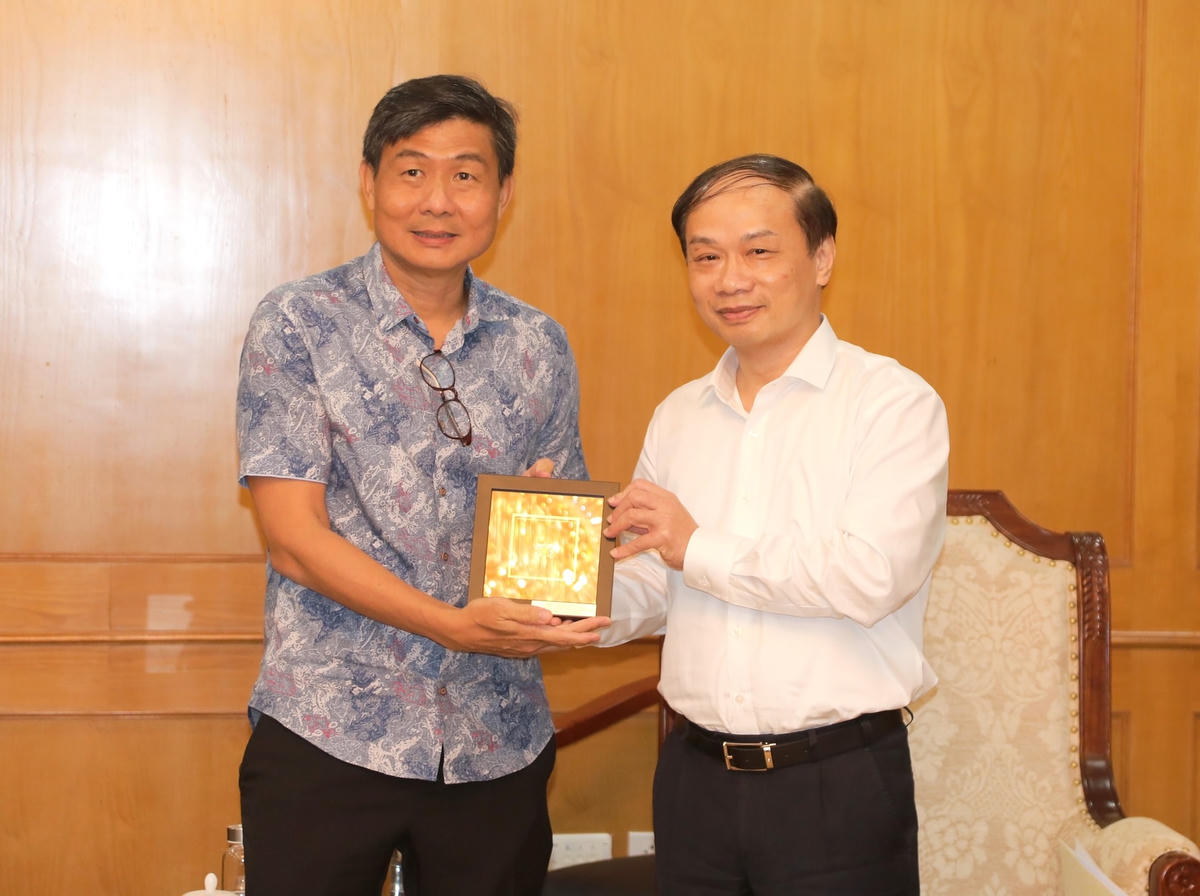 Ông Jimmy Toh Yong Leng tặng quà lưu niệm cho Ban Dân vận Trung ương.