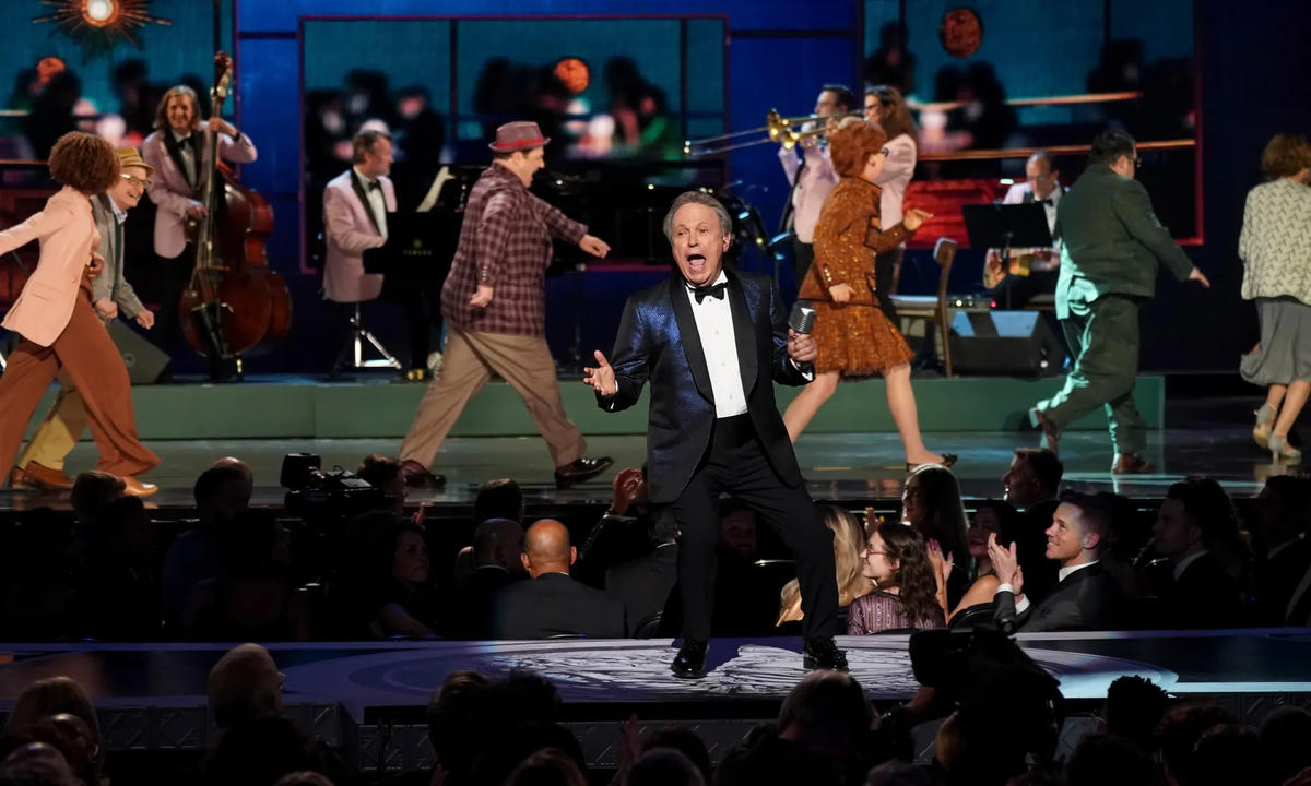 Billy Crystal biểu diễn cùng dàn diễn viên của Mr Saturday Night. Ảnh: CBS Photo Archive / CBS / Getty Images.
