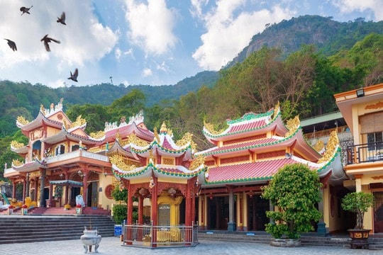 Lễ vía bà Linh Sơn Thánh Mẫu được tổ chức hàng năm vào tháng 5 âm lịch.
