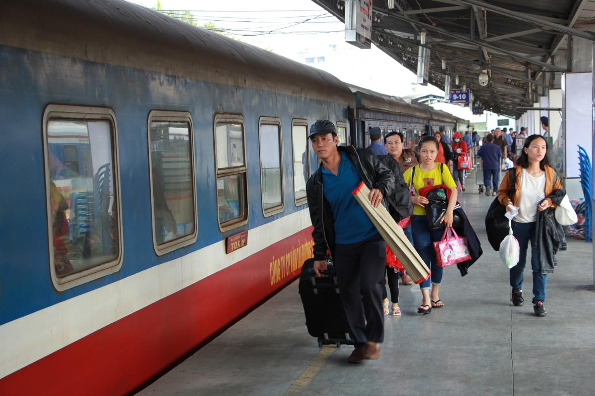 Đường sắt chạy tăng cường 10 đôi tàu phục vụ nhu cầu đi lại của người dân tới các điểm du lịch.