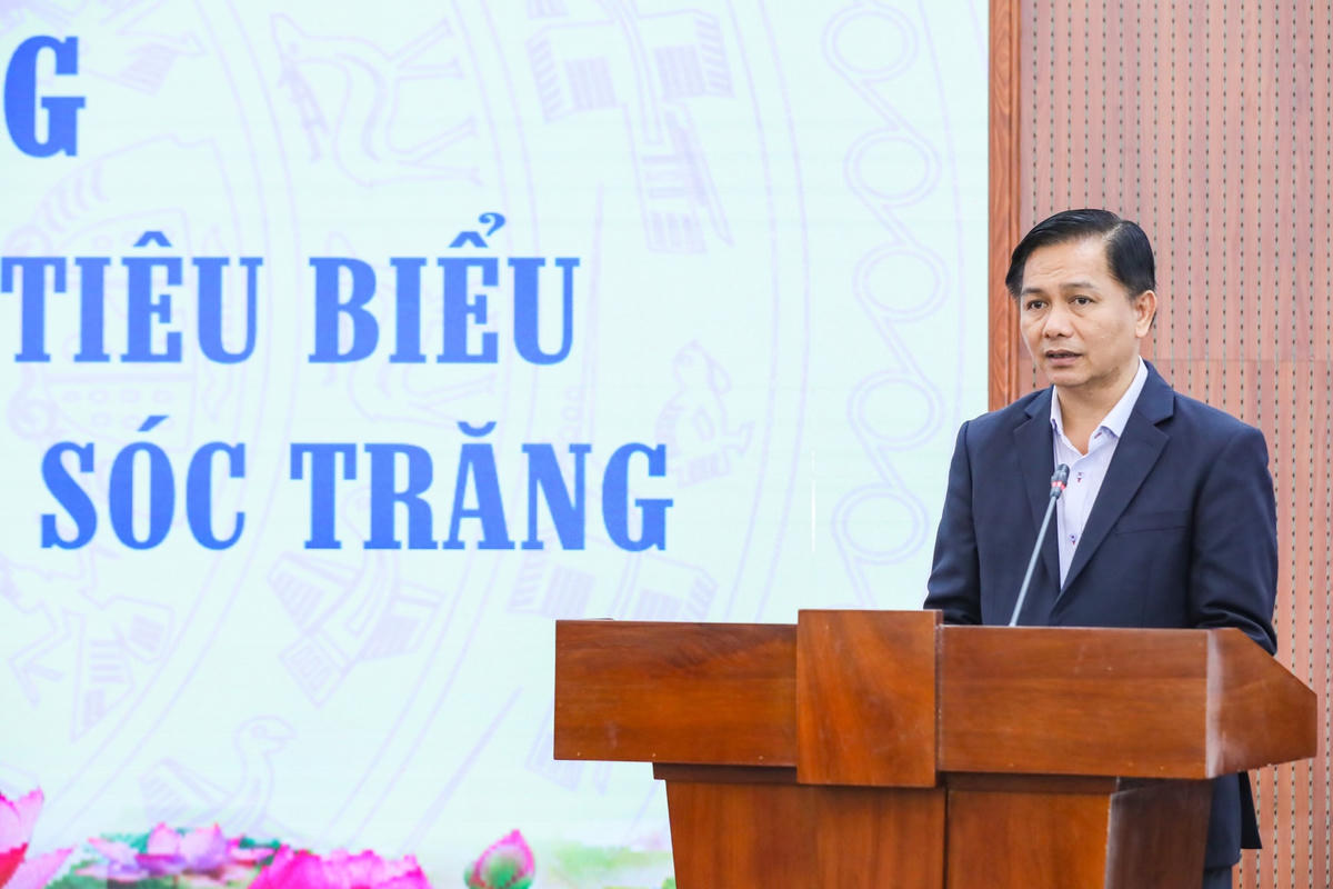 Chủ tịch UBND tỉnh Sóc Trăng Trần Văn Lâu báo cáo tại buổi gặp mặt.