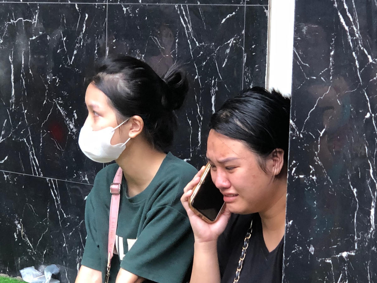 Gọi điện liên lạc tìm kiếm người thân.