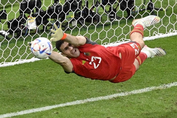 Argentina vào bán kết sau loạt penalty