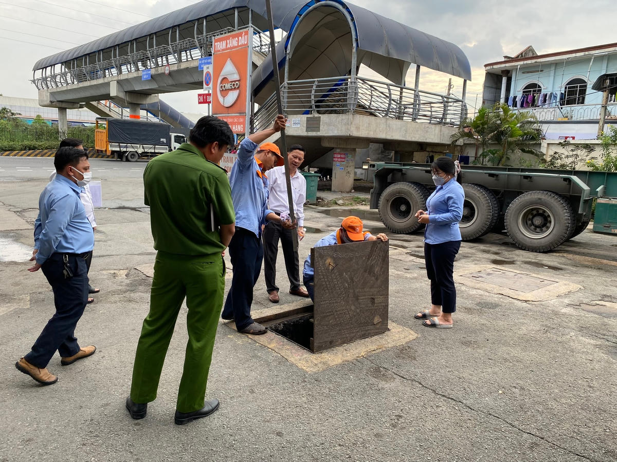 Lực lượng quản lý thị trường kiểm tra nguồn hàng tại các cửa hàng xăng dầu.