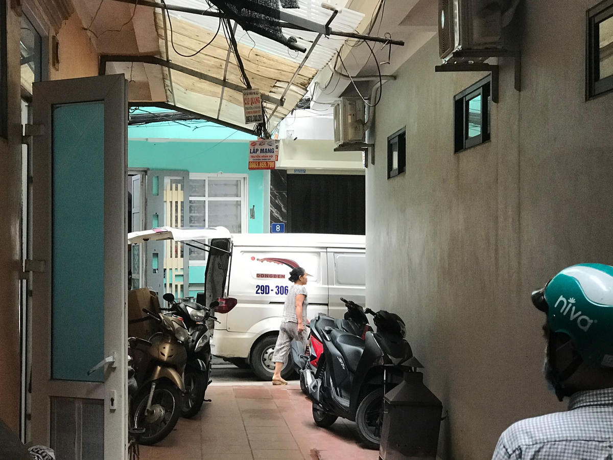 Nhiều người đã phải chuyển tới những ngôi nhà mặt đất, trong ngõ sâu thay vì ở chung cư mini. Ảnh: Nhật Minh.