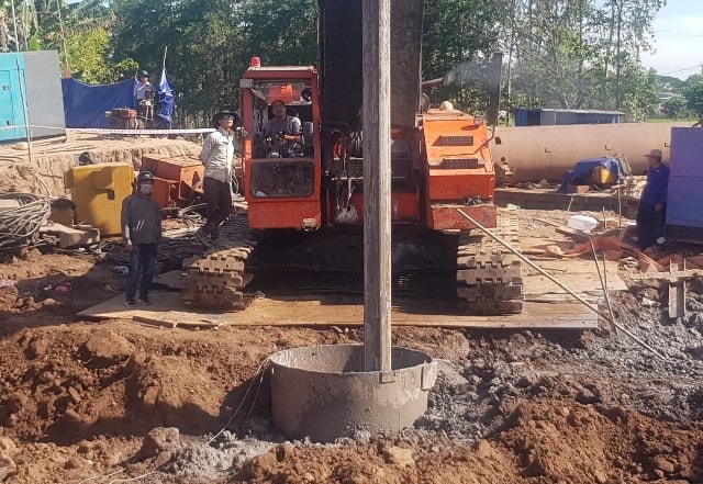 Lực lượng cứu hộ đang làm sạch lượng bùn đất bên trong lòng ống vách. Ảnh: Báo Đồng Tháp.