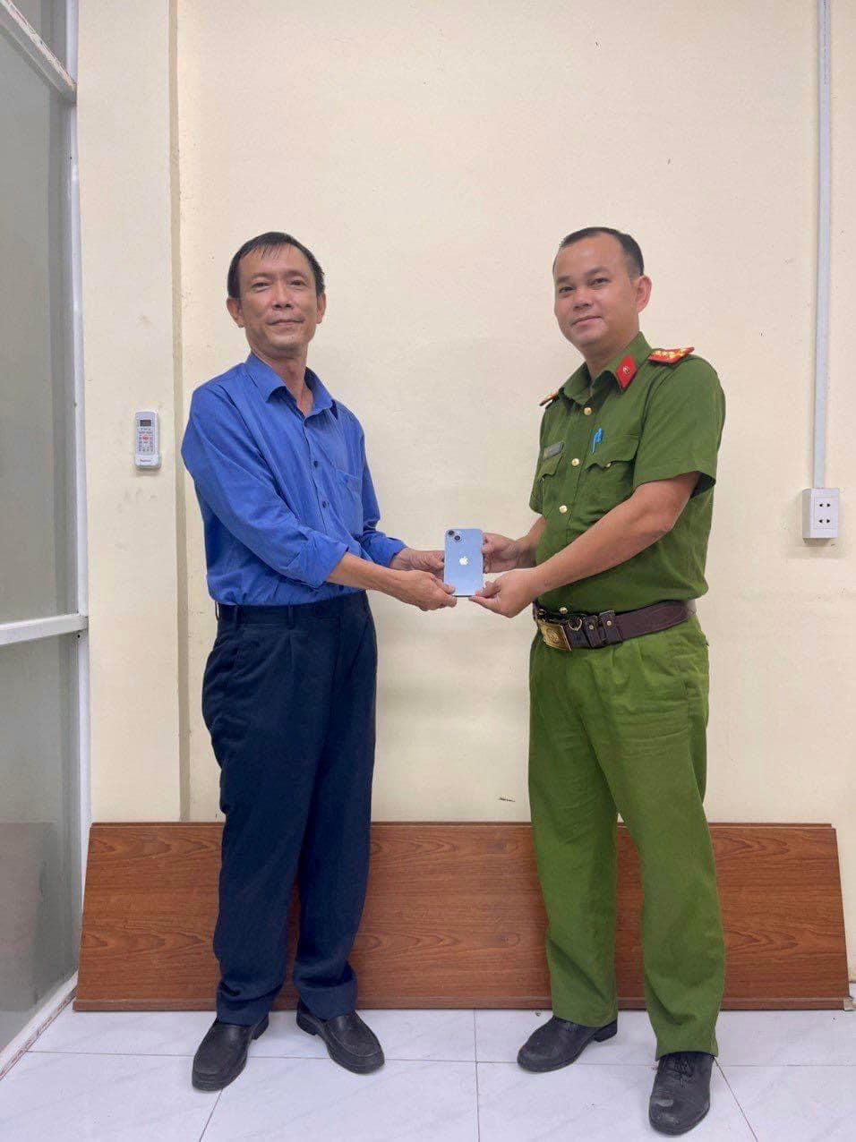 TP HCM: Đại úy CSGT nhặt được Iphone 14 tìm chủ nhân để trả lại