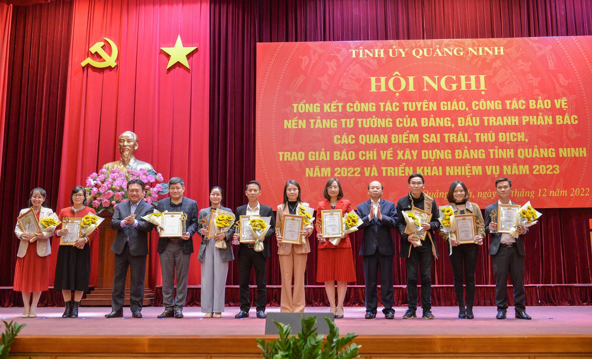 Ông Nguyễn Đức Thành, Chủ nhiệm Ủy ban Kiểm tra Tỉnh ủy và ông Vũ Xuân Diện, Trưởng Ban Nội chính Tỉnh ủy, trao Giải B cho các tác giả đạt giải.