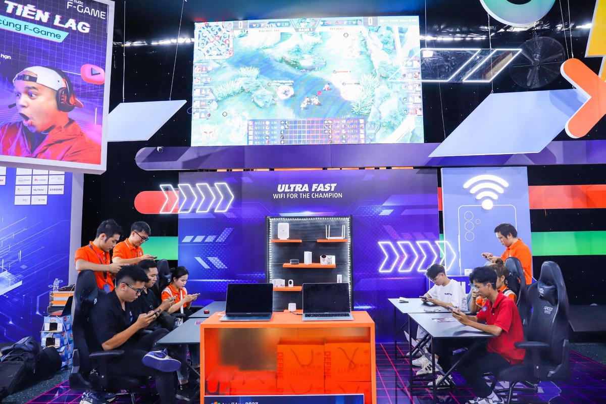 Người dùng trải nghiệm đường truyền Internet dành riêng cho game thủ của FPT Telecom tại FPT Techday 2023.