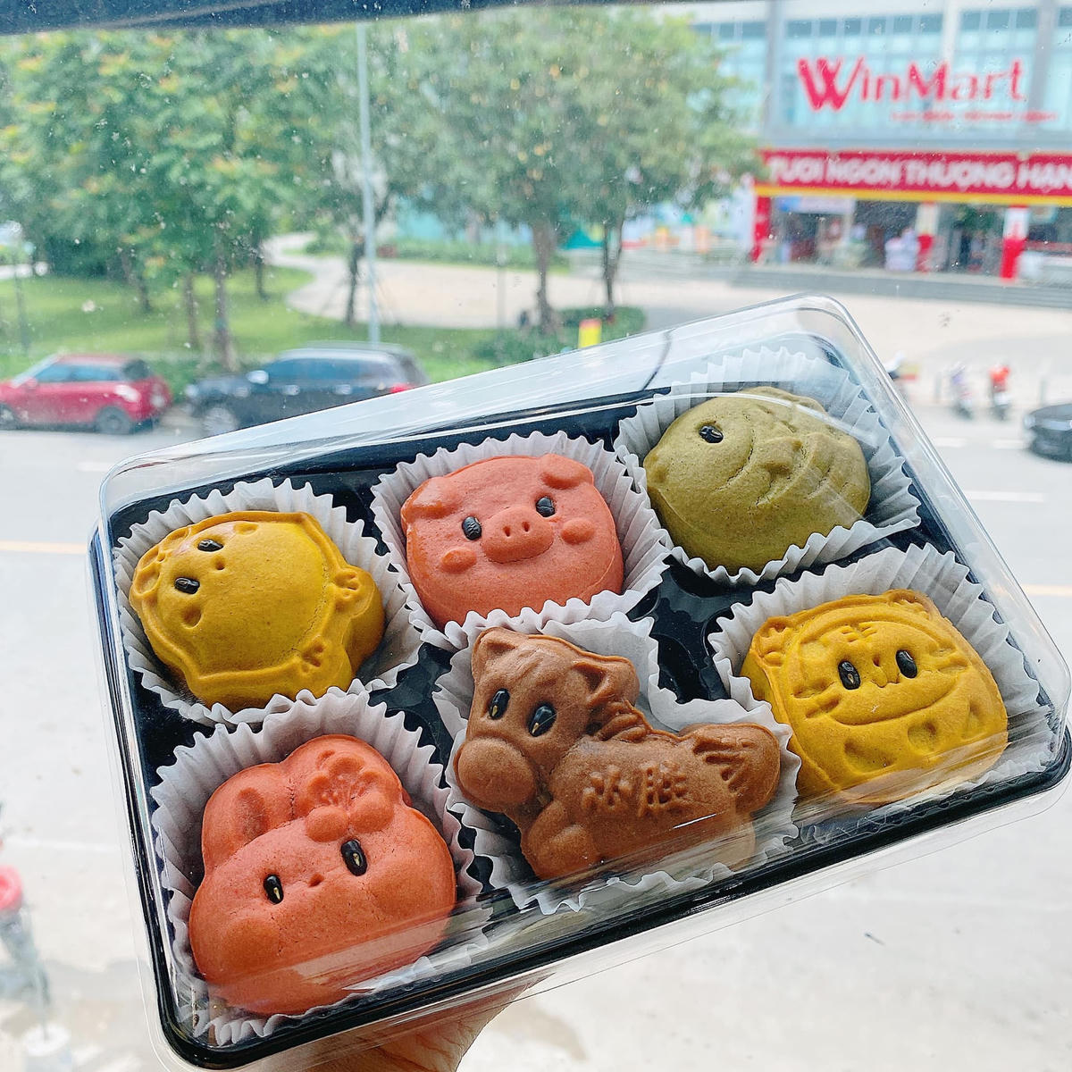 Hiện nay những mẫu bánh Trung thu đã không còn đi theo lối cổ truyền, mà bên cạnh đó đã biết linh hoạt hơn về khuôn mẫu, màu sắc, hình dáng để bắt mắt người mua hơn. Ảnh: Quỳnh Lê.