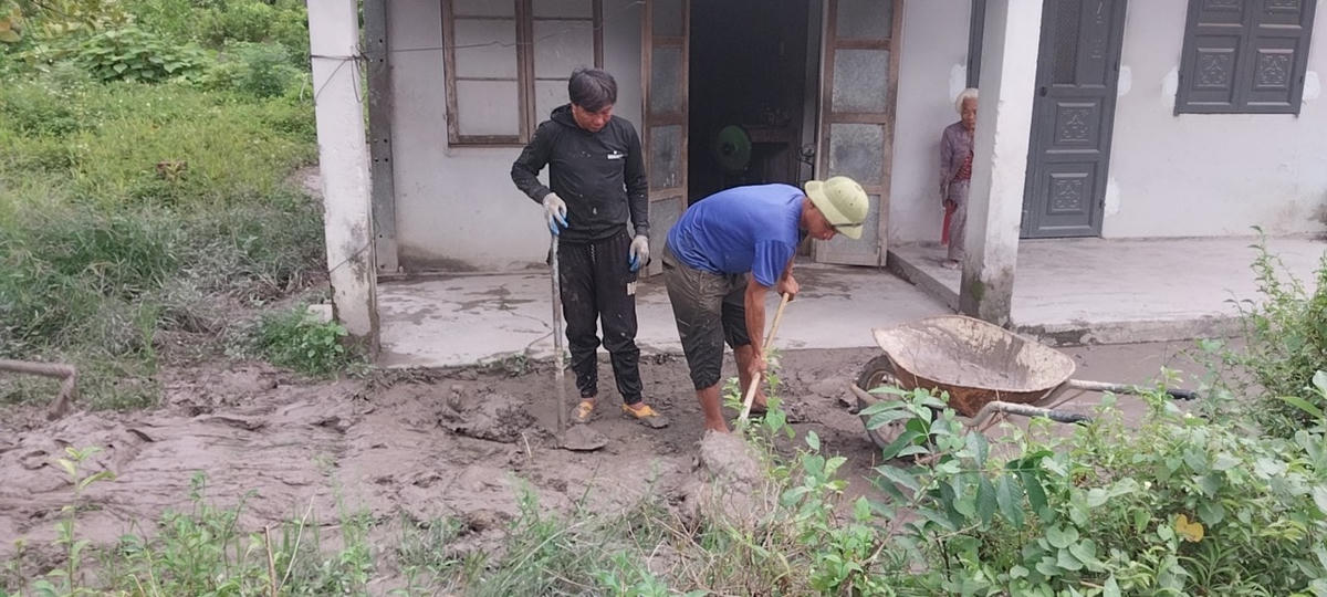 Xã Hòa Phú phải cử lực lượng giúp dân dọn bùn đất sau mỗi trận mưa. Ảnh: Uỷ ban MTTQ huyện Hòa Vang.