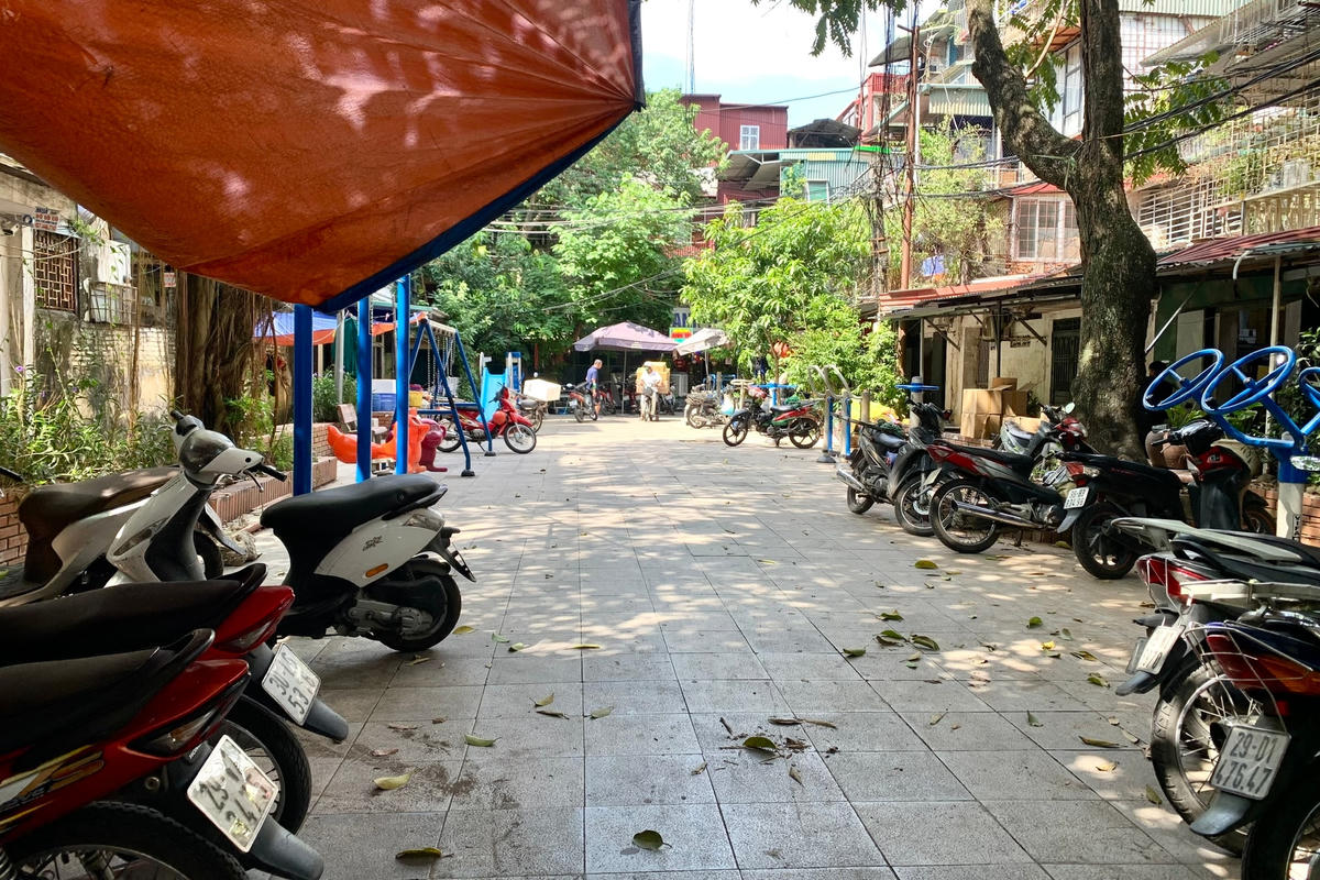 Khu sân chơi công cộng của nhà tập thể được “tận dụng” làm chỗ gửi xe, hộ dân bức xúc khi mất chỗ sinh hoạt chung.