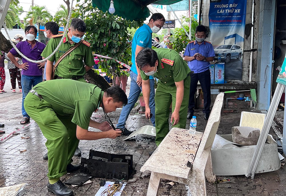 Hiện trường vụ cháy được cơ quan chức năng kiểm tra. 