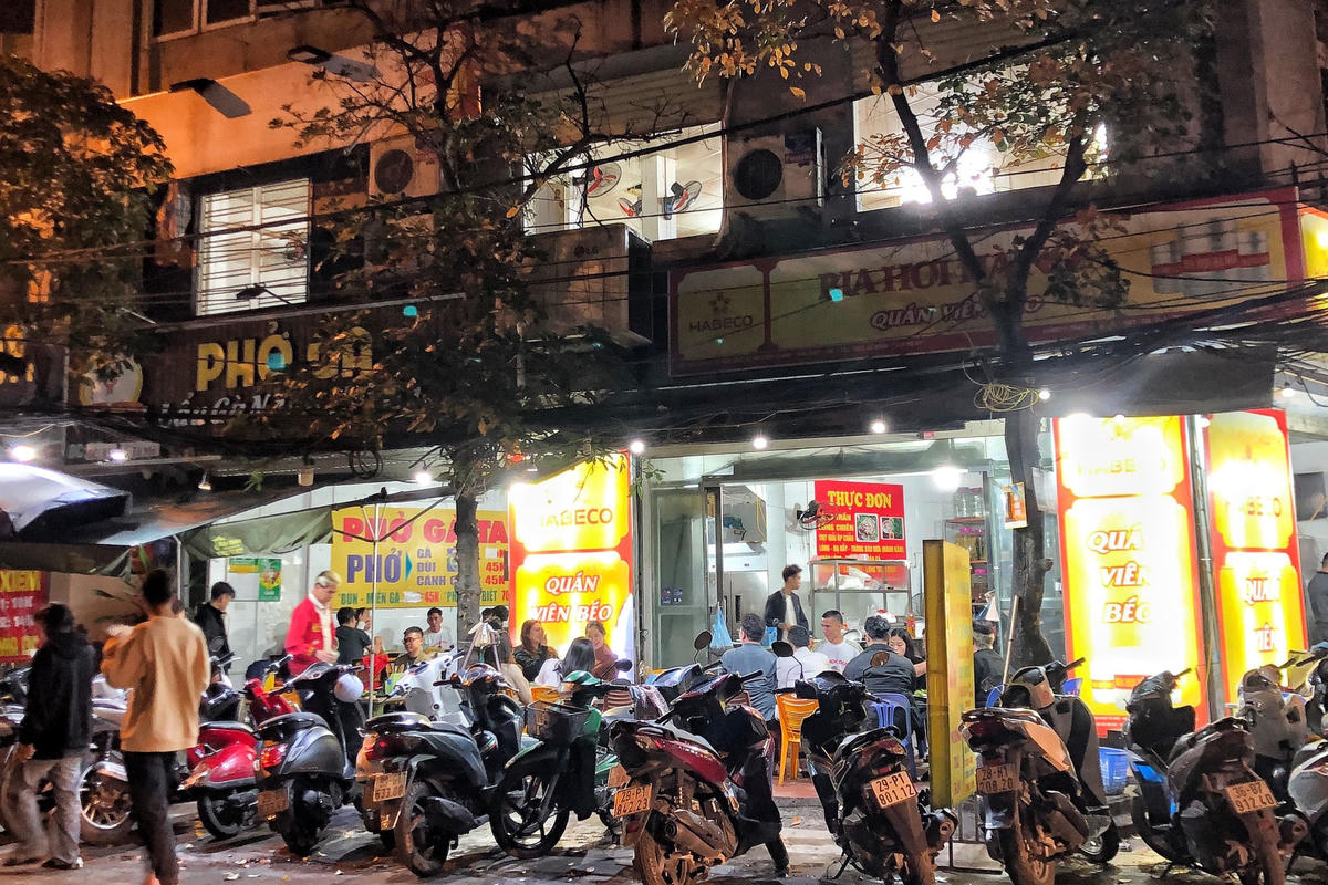 Vỉa hè được các hộ kinh doanh chiếm dụng để kê bàn ghế phục vụ cho việc bán hàng, còn lòng đường biến thành nơi để xe.