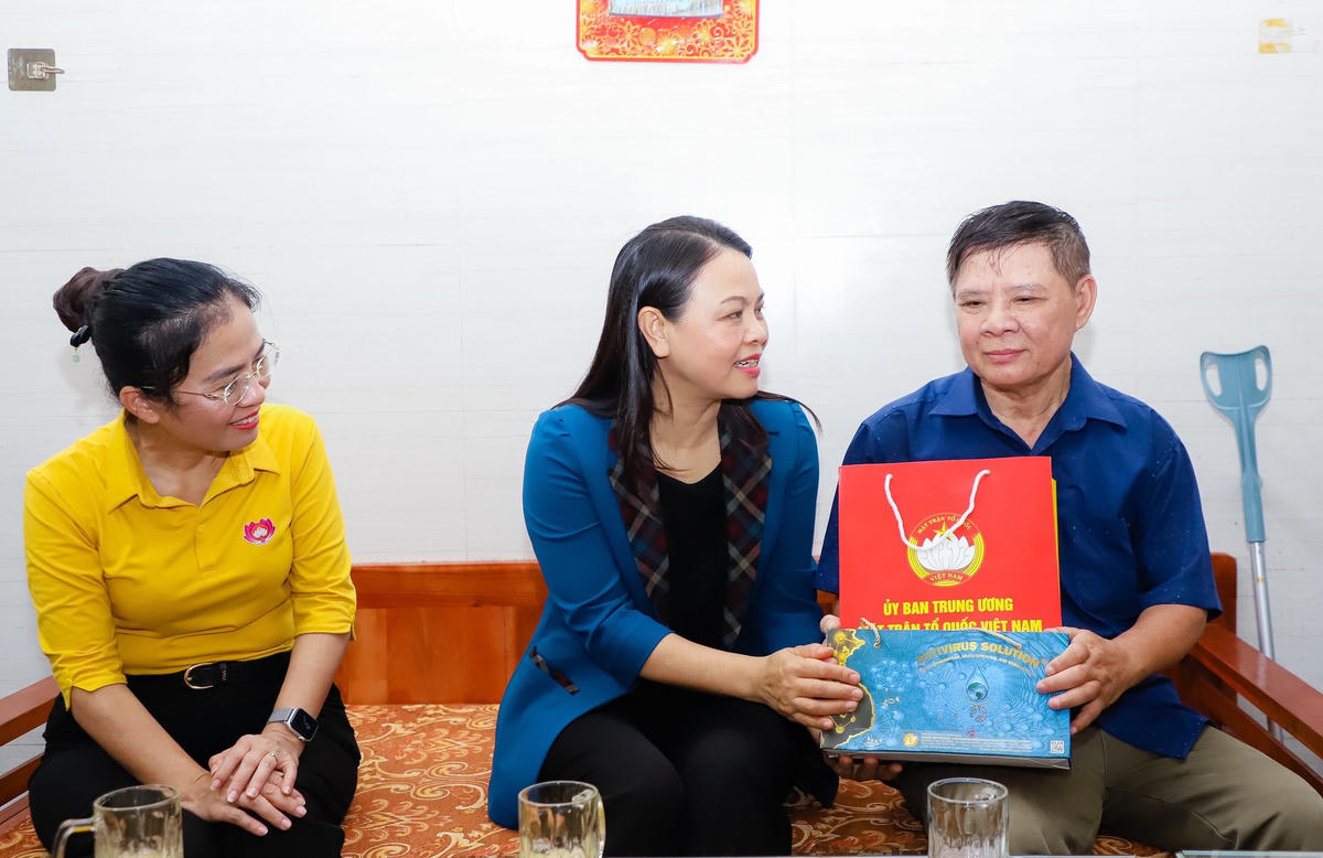 Thăm, tặng quà Thương binh Đặng Văn An (64 tuổi) trú tại khối Xuân Tiến, phường Hưng Dũng, TP Vinh, là thương binh 1/4.