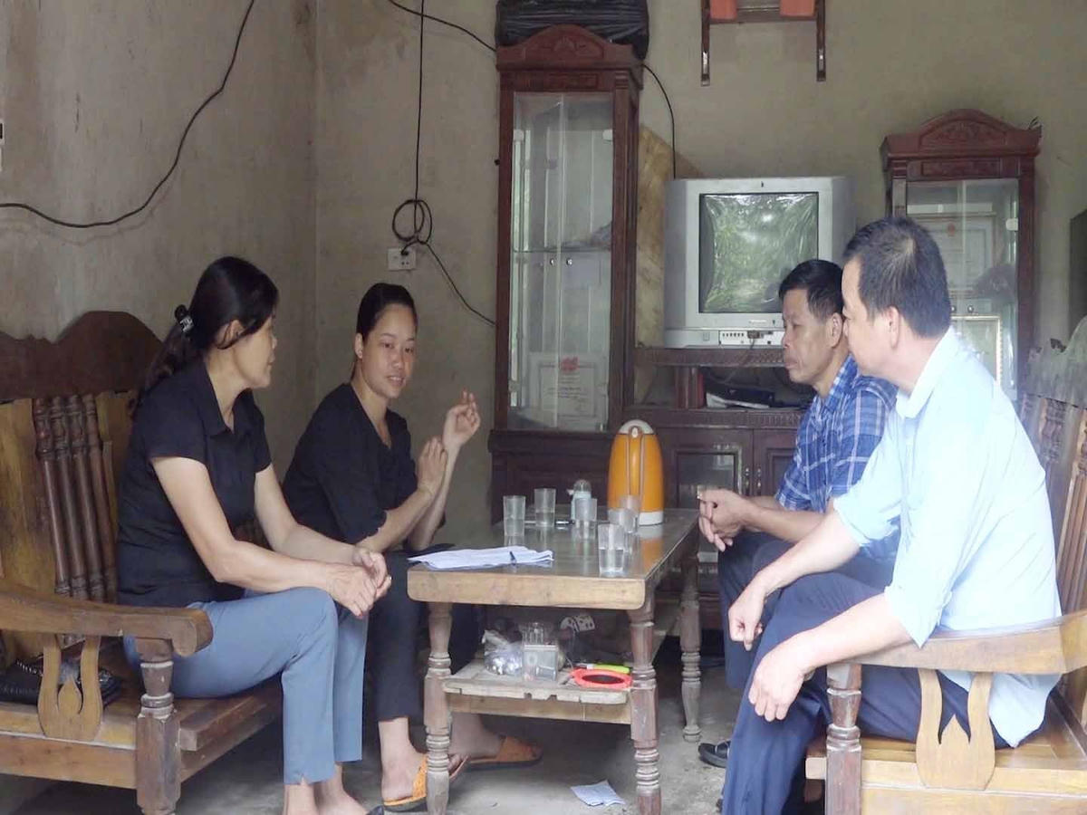 Cán bộ MTTQ huyện Ba Chẽ tới thăm hỏi, động viên chị Bàn Thị Nhung.
