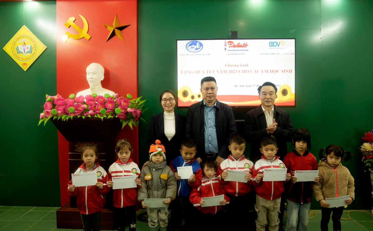 Đại diện Văn phòng đại diện Báo Đại Đoàn Kết khu vực Trung Trung Bộ, BIDV Phòng Giao dịch Kỳ Đồng Chi nhánh Nam Hà Tĩnh, UBND huyện Kỳ Anh trao quà cho học sinh nghèo vượt khó ở xã Kỳ Xuân (huyện Kỳ Anh, tỉnh Hà Tĩnh).