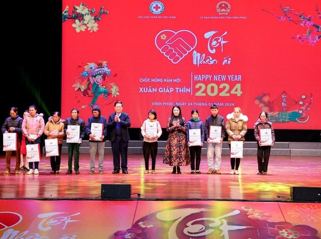 Trưởng Ban Tuyên giáo Trung ương Nguyễn Trọng Nghĩa thăm, tặng quà Tết cho hộ nghèo, hộ có hoàn cảnh khó khăn tại Vĩnh Phúc
