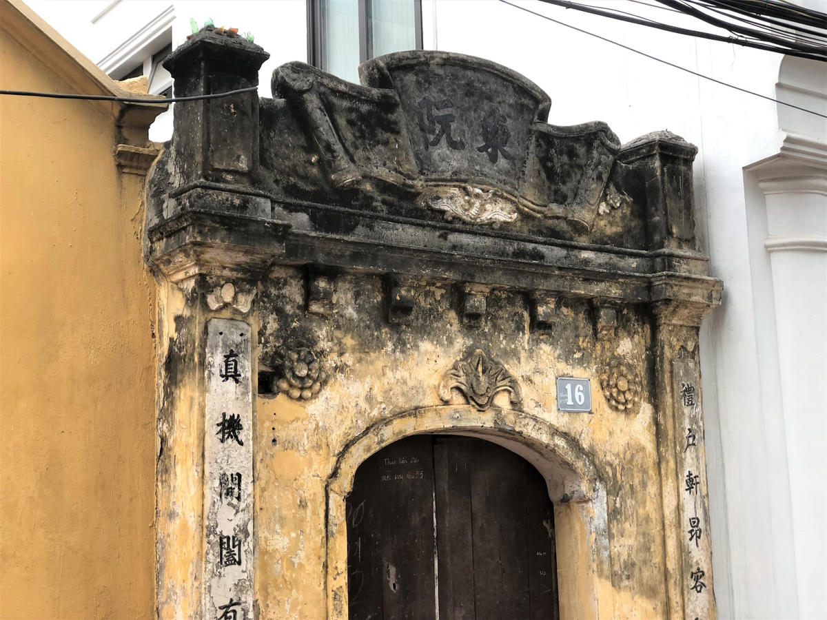 Những chiếc cổng nhà rêu phong không còn xa lạ với người dân nơi đây.