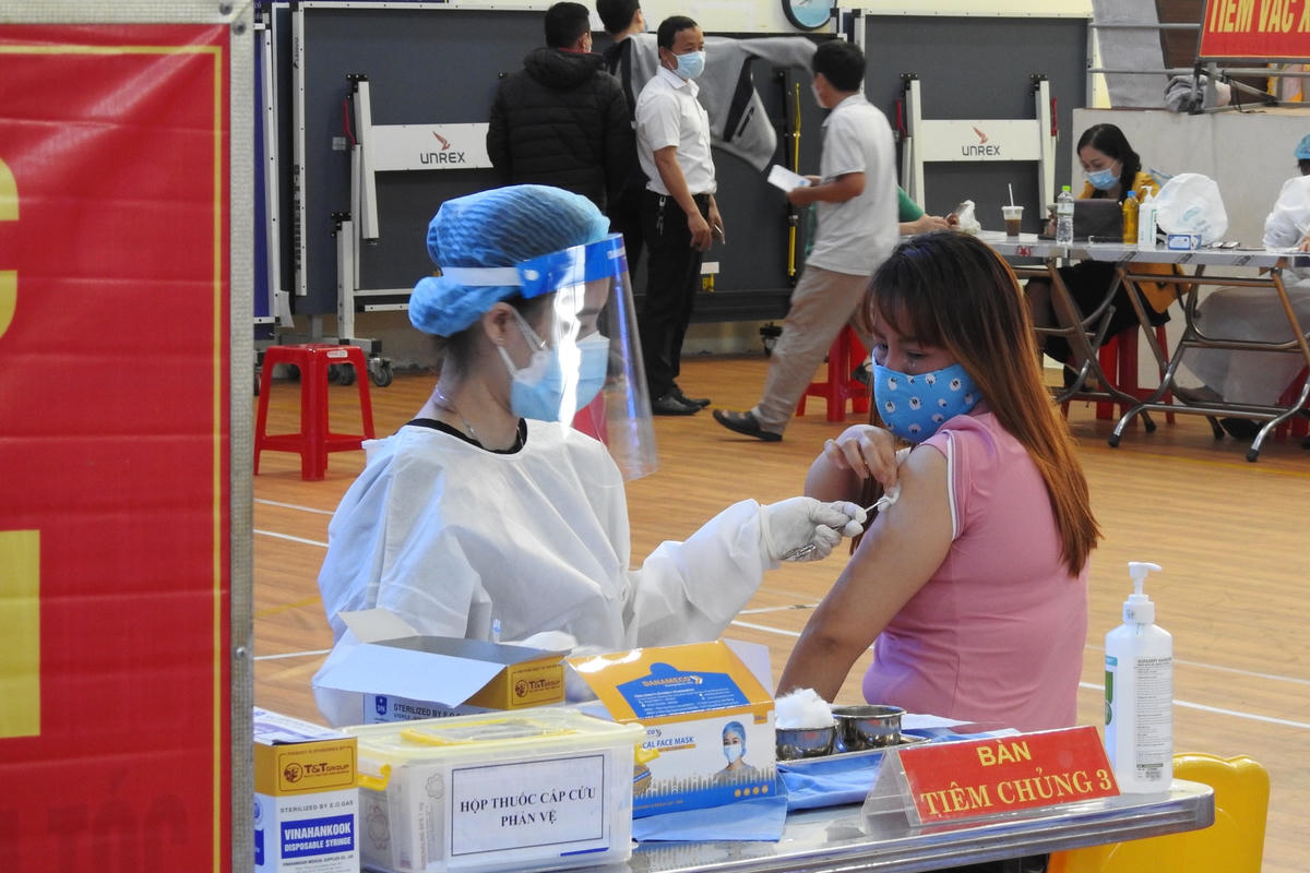 Nhân viên y tế của Đà Nẵng tiêm vaccine ngừa Covid-19 cho người dân. Ảnh B.Nguyên