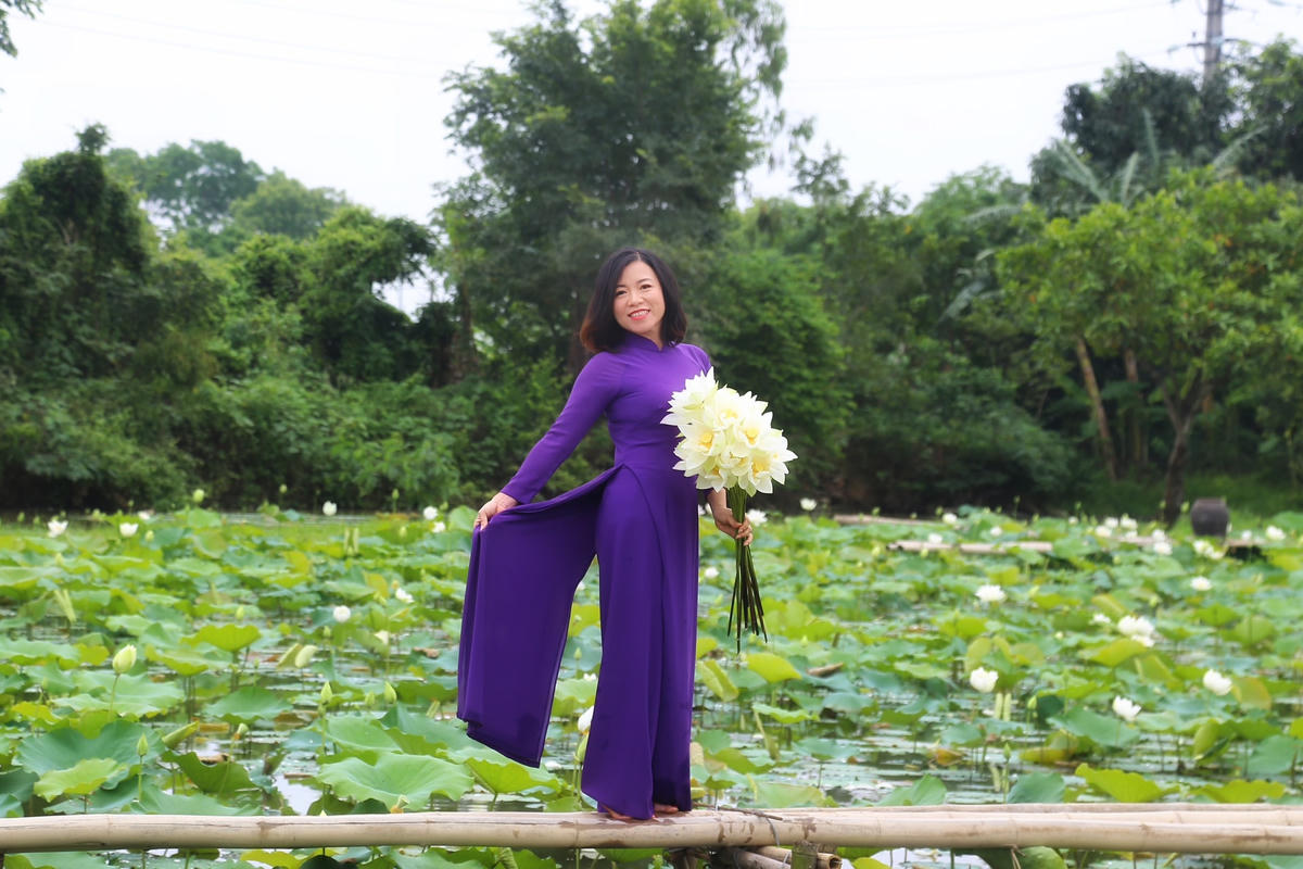 Theo chị Thu Hoài, Ba Đình, Hà Nội cho biết, đây là lần đầu tiên chị đến với đầm sen trắng thông qua bạn bè trên mạng xã hội. Tháng 6, cũng là dịp sinh nhật của chị nên muốn lưu lại nhưng khoảng khắc đẹp ở bên những bông hoa sen trắng tinh khôi để khoe bạn bè.