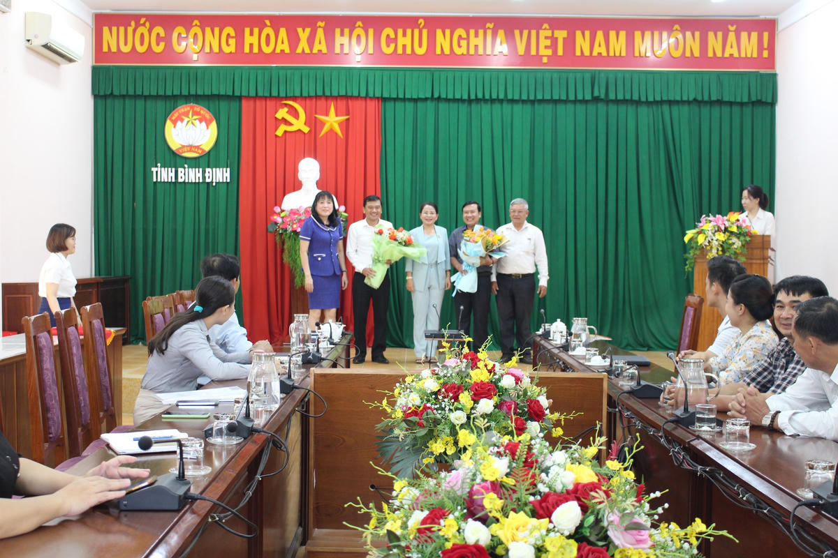 Ban Thường trực Ủy ban MTTQ Việt Nam tỉnh Bình Định, tặng hoa chúc mừng ông Nguyễn Xuân Vĩnh và ông Phạm Văn Nam