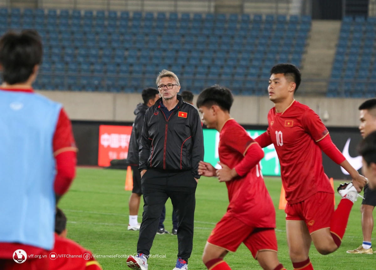 Ông Troussier và các cầu thủ chuẩn bị cho trận gặp Hàn Quốc. Nguồn: VFF.