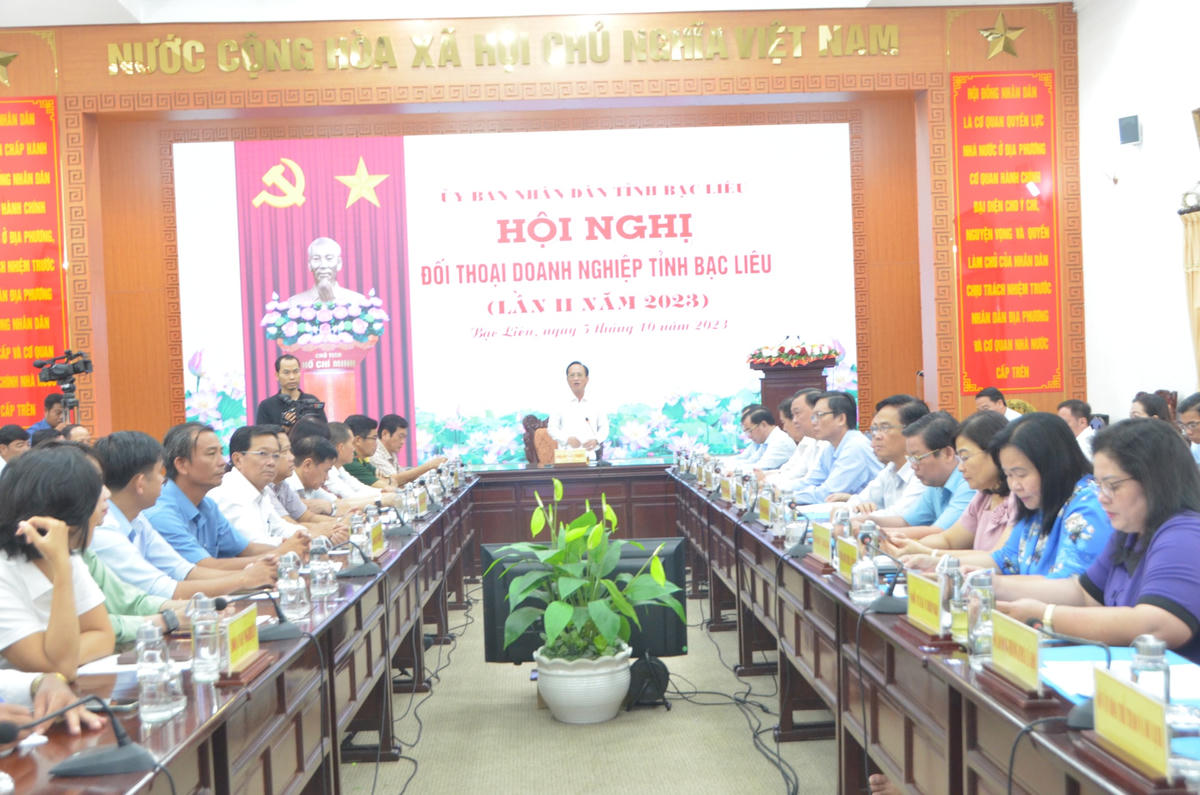 Buổi đối thoại với doanh nghiệp, HTX được tổ chức trực tiếp và trực tuyến.