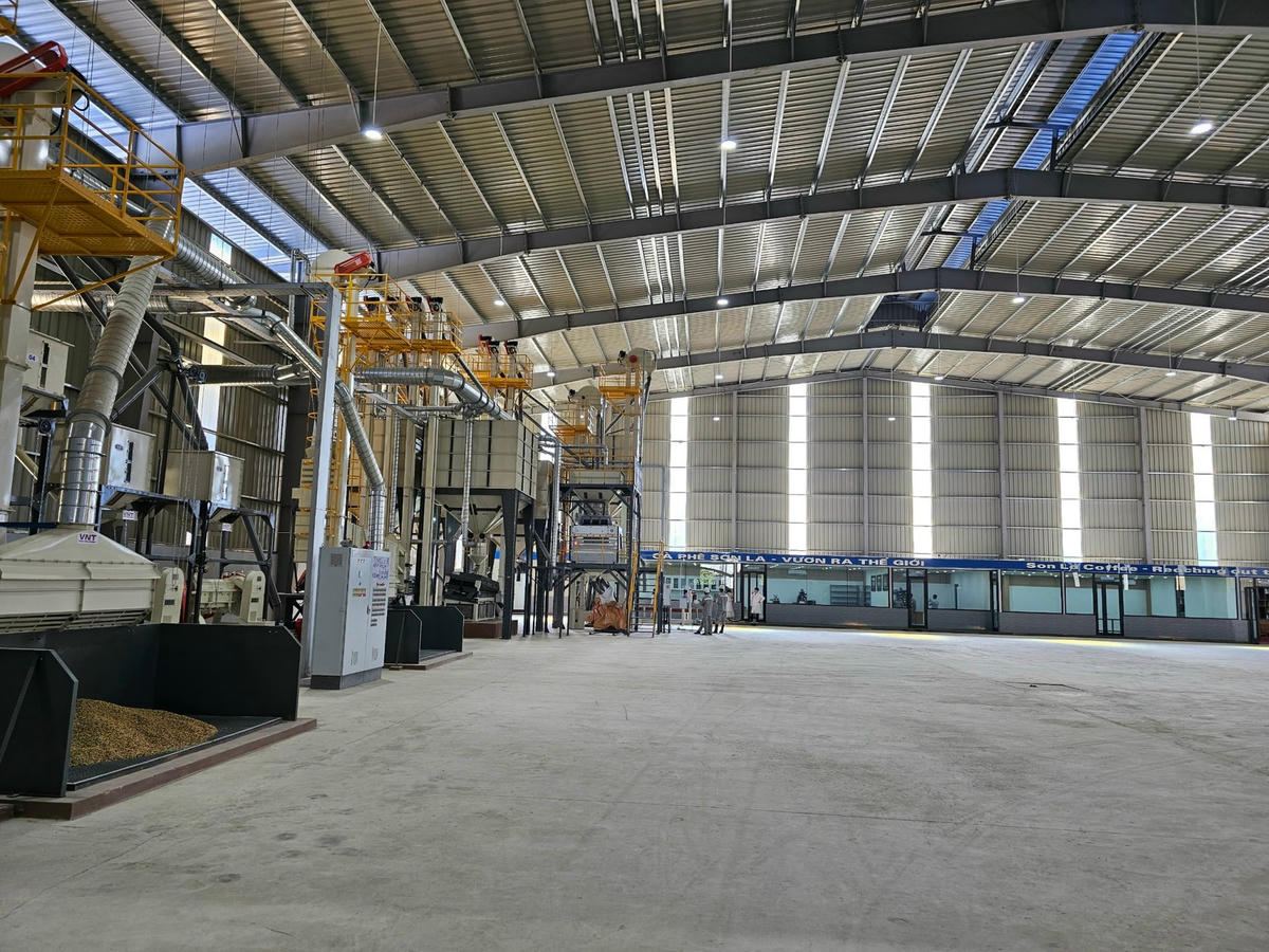 Chủ tịch Quốc hội Vương Đình Huệ cắt băng Khánh thành Nhà máy chế biến cà phê Sơn La