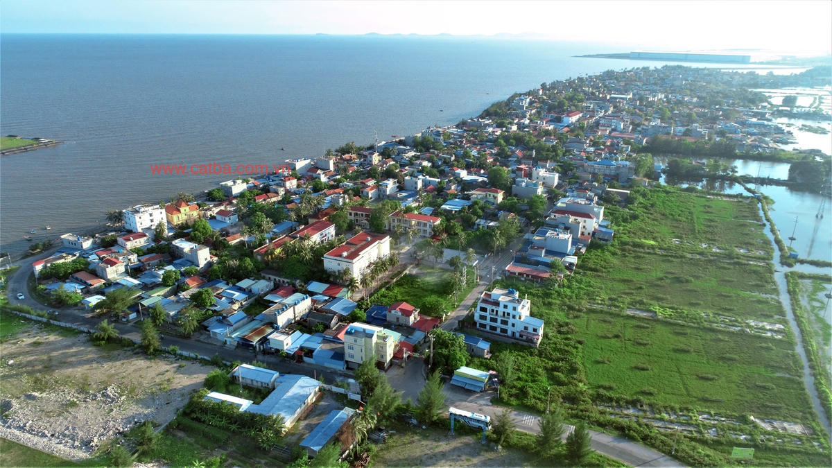 Thị trấn Cát Hải được đề xuất giữ lại, không di dời như trong quy hoạch. Ảnh: TT VH-TT và TT huyện Cát Hải.