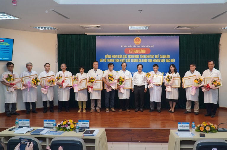 Chủ tịch UBND tỉnh Thừa Thiên - Huế tặng Bằng khen ê kíp ghép tim xuyên Việt tại Bệnh viện Trung ương Huế. Ảnh: Minh Hiếu.
