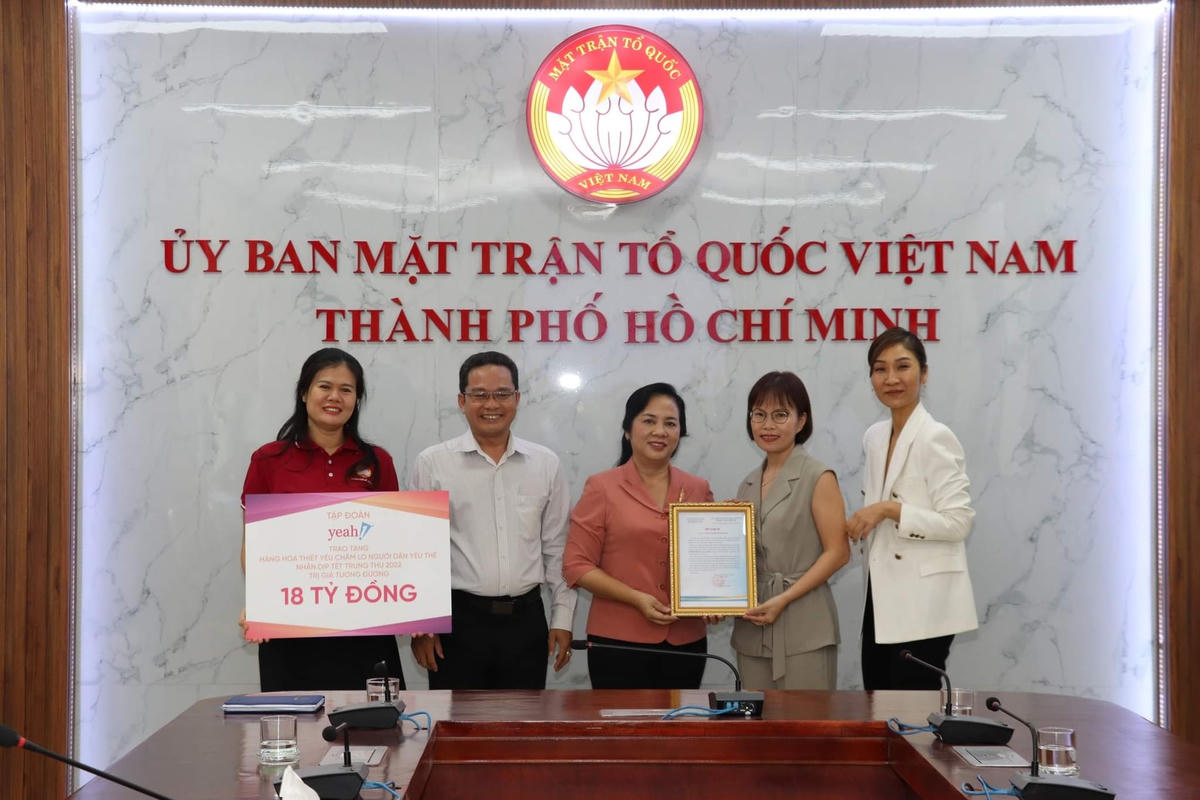Ban Thường trực Ủy ban MTTQ Việt Nam TP HCM tiếp nhận bảng tượng trưng về hỗ trợ hàng hóa từ Tập đoàn Yeah1.