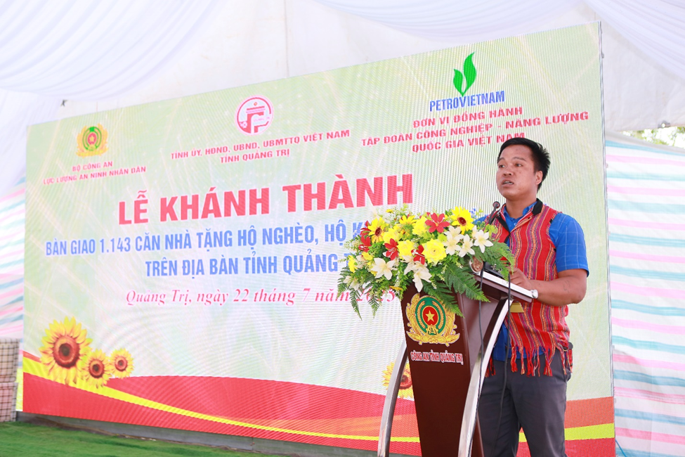 Anh Hồ Văn Chura, đại diện các hộ gia đình được hỗ trợ nhà ở đã bày tỏ tình cảm, gửi lời cảm ơn đến các đơn vị đã chung tay mang đến mái nhà vững chãi cho đồng bào vùng cao.Kính gửi anh Dũng Ph