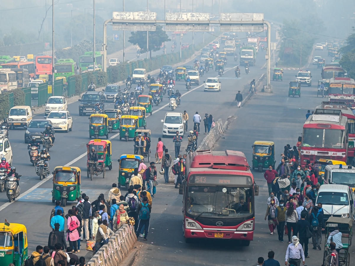 Sương mù và khói bụi bao phủ khu vực thủ đô New Delhi (Ấn Độ). Ảnh: AFP/TTXVN.
