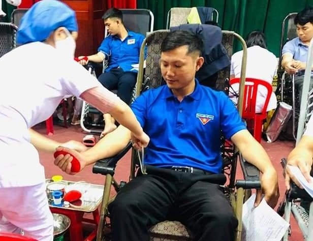 Anh Hùng thường xuyên hiến máu cứu người.