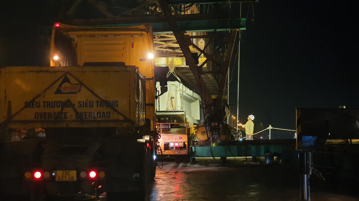 Xuyên đêm vận chuyển phiến dầm cầu Vĩnh Tuy nặng hàng chục tấn