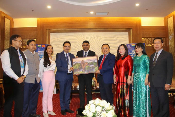 Ông Lê Hữu Hoàng, Phó Chủ tịch Thường trực UBND tỉnh Khánh Hòa, tặng quà lưu niệm cho đoàn Ấn Độ.