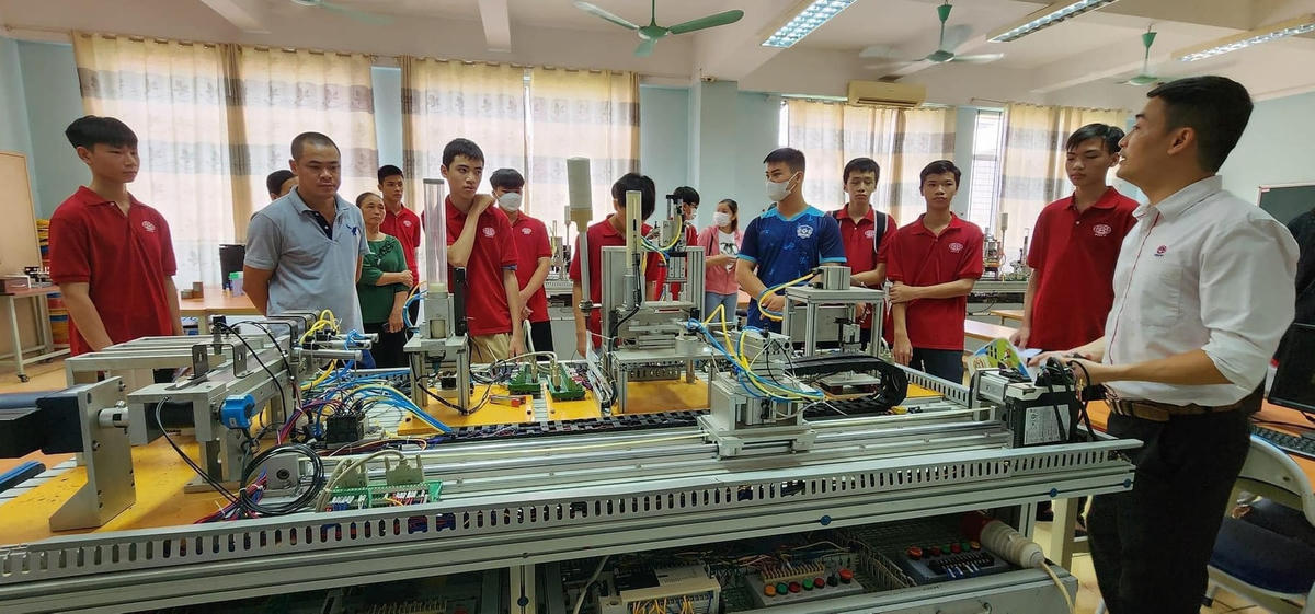 Tân sinh viên Trường Cao đẳng Công nghệ cao Hà Nội thực hành làm quen với máy móc, thiết bị công nghệ cao.