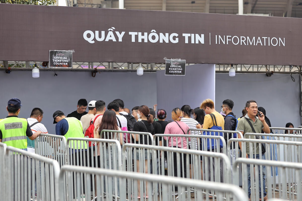 Sau đêm diễn đầu tiên vào tối 29/7, nhiều khán giả phấn khích lại tiếp tục tìm mua vé buổi diễn tiếp theo. Vì vậy, thị trường "vé chợ đen" có dấu hiệu tăng mạnh, đội giá vé lên cao hơn so với giá gốc.