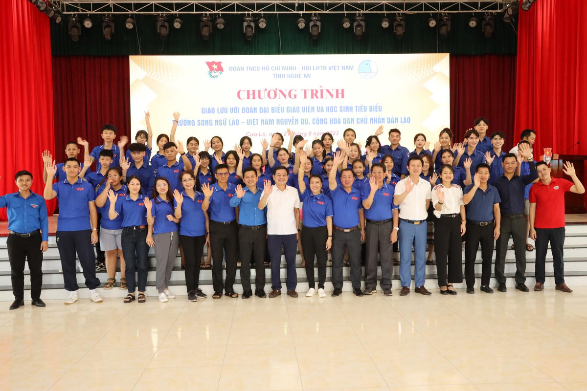 Đoàn đại biểu chụp ảnh lưu niệm với đại diện Ban Đối ngoại Kiều bào (UBTƯ MTTQ Việt Nam), lãnh đạo Uỷ ban MTTQ tỉnh Nghệ An, Tỉnh đoàn Nghệ An. Ảnh: Điền Bắc.
