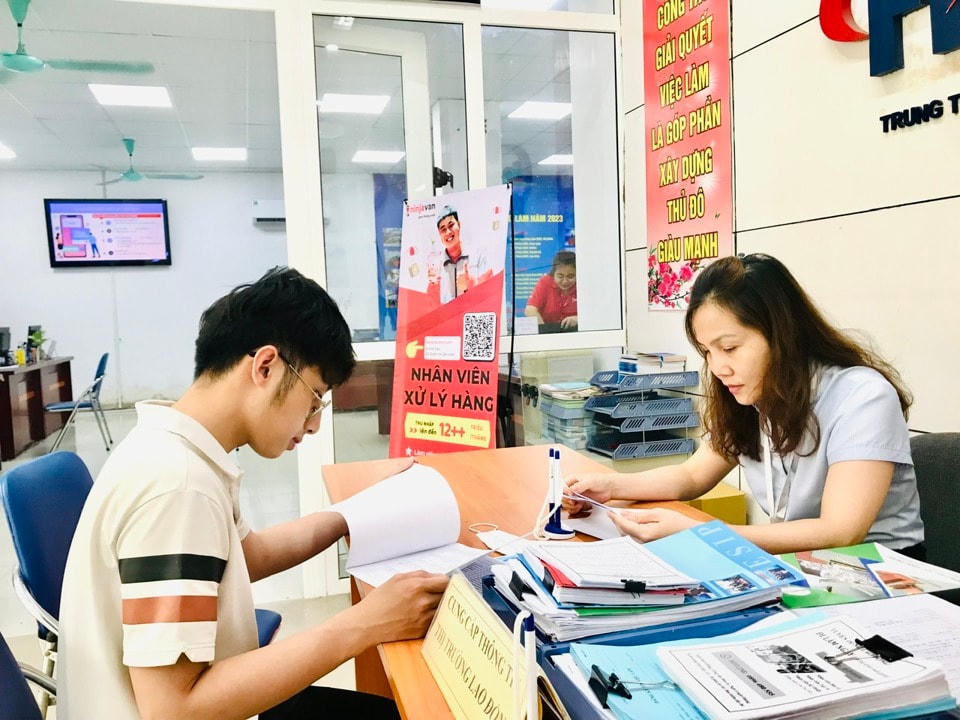 Nhiều người được tuyển dụng tại Sàn giao dịch việc làm.