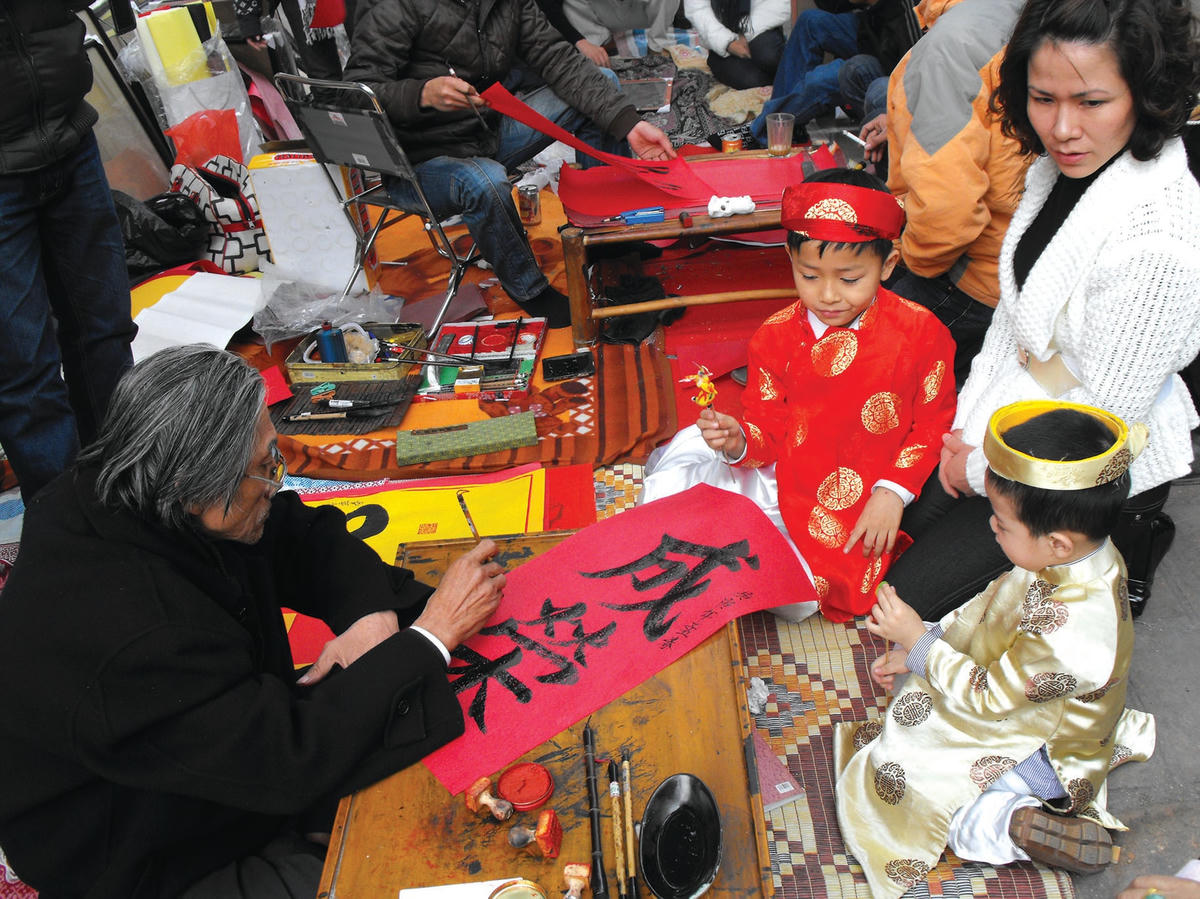 Dẫn con tới “phố ông đồ” được nhiều phụ huynh thực hiện mỗi dịp Tết đến xuân về.  